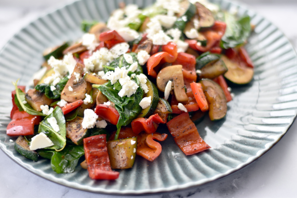 Stegte grønsager med drys af feta og birkes. Nem opskrift på ristede grønsager, som kan bruges som tilbehør eller spises vegetarisk.