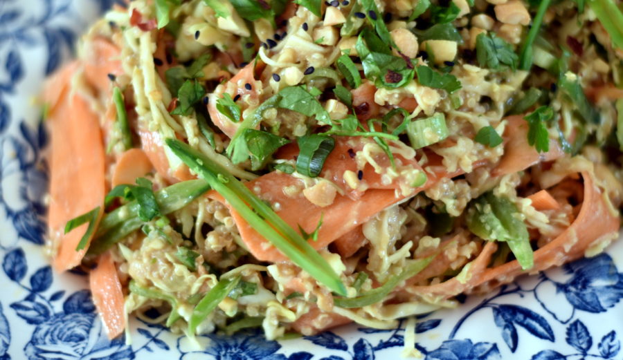 Thai peanut og quinoa salat
