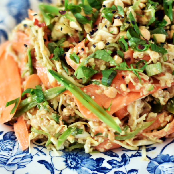Thai salat med quinoa og peanuts