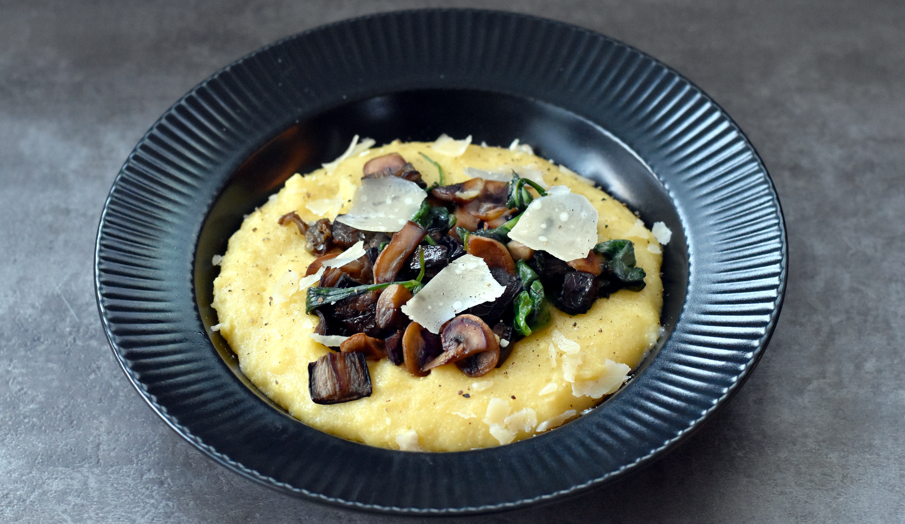 Polenta med aubergine og champignonragout er skøn comfort food
