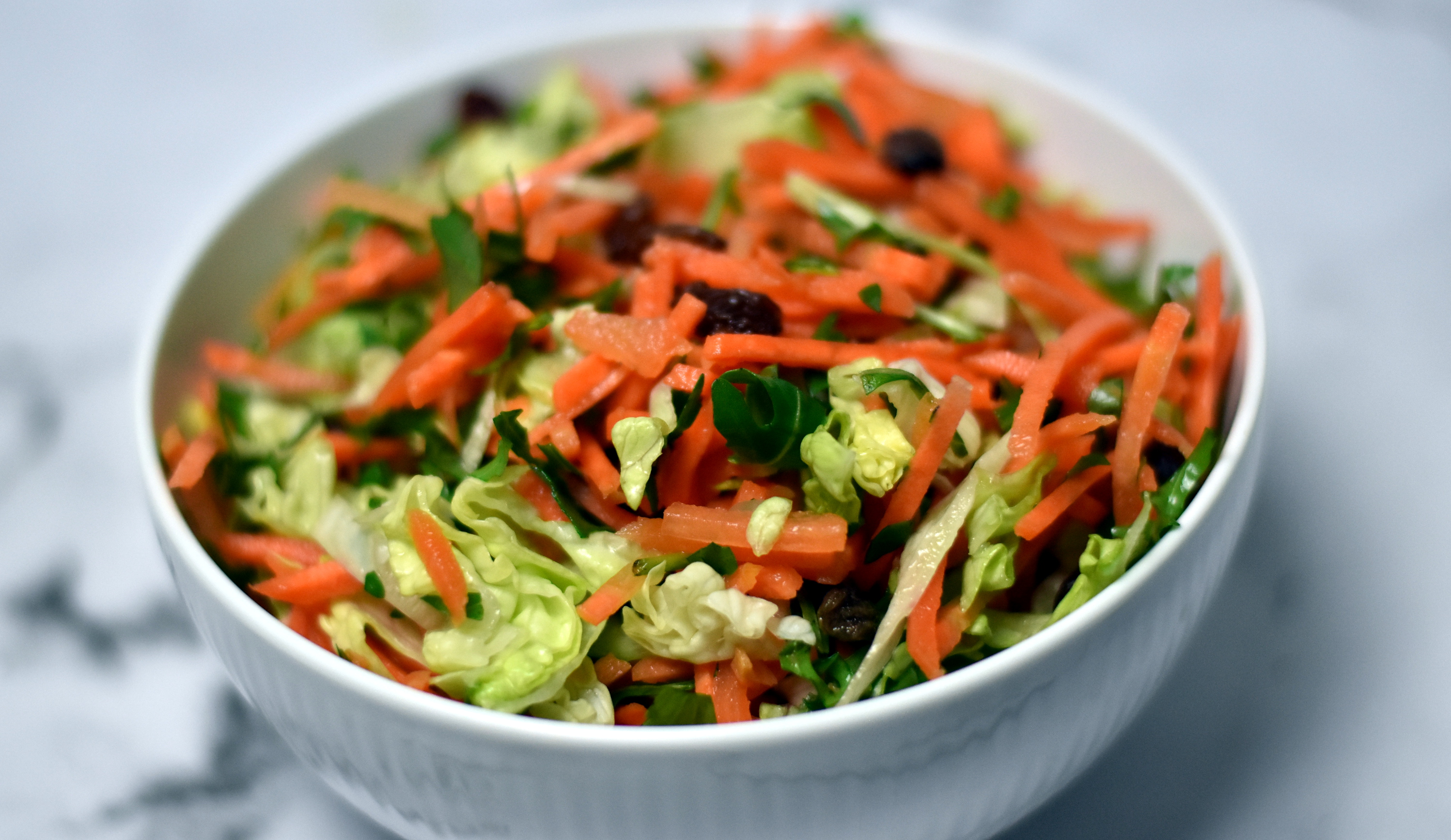 Gulerodssalat med iceberg og citrondressing er en nem og hurtig salat