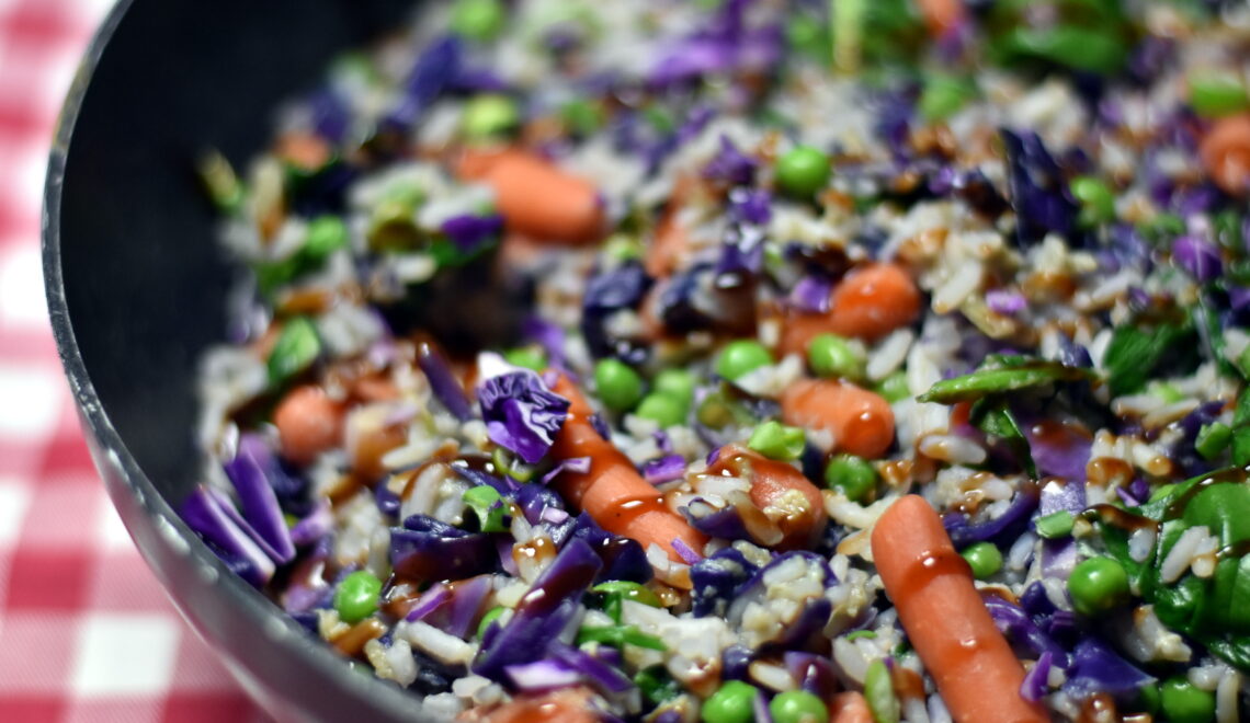 Vegetarisk stegte ris er en glad farvebombe