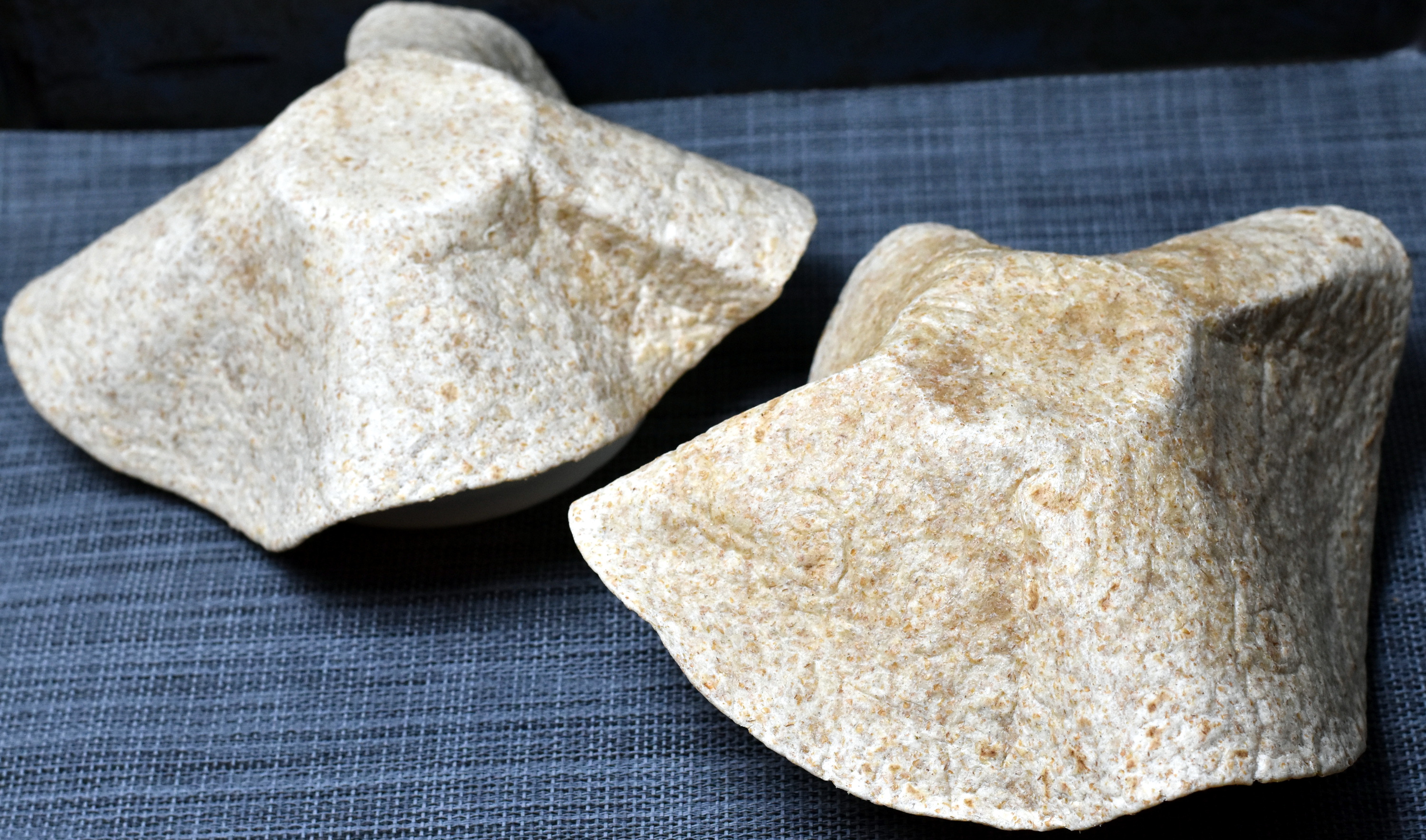 Sådan over du tacoskåle: Læg tortillas over en skål og bag dem