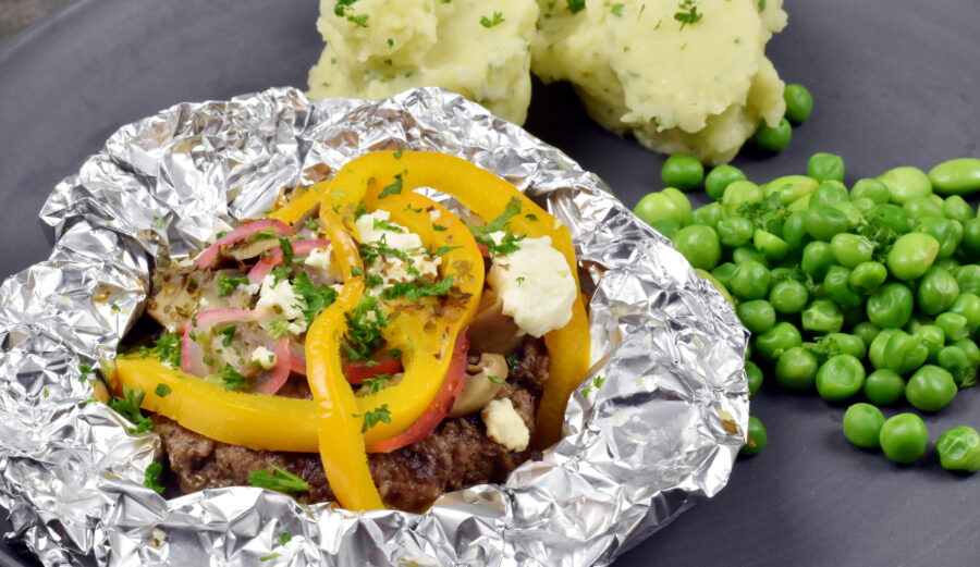Server foliebøffen med f.eks. kartoffel-sellerimos og dampede grønsager