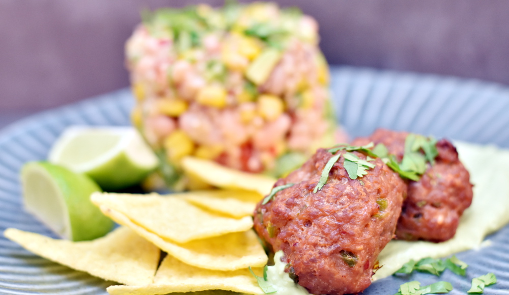 Spicy mexikanske frikadeller med quinoa-bønnesalat og majssalsa