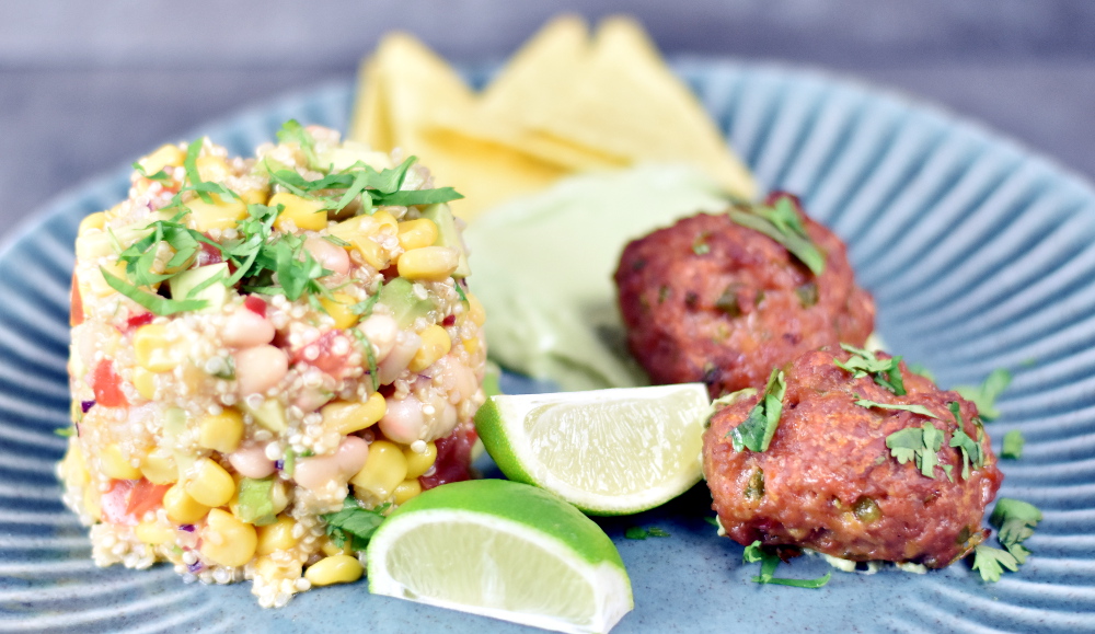 Spicy mexikanske frikadeller med quinoa-bønnesalat og majssalsa