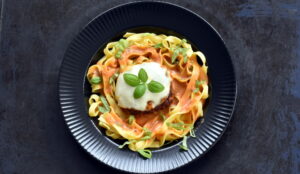 Hakkebøf i fad med tomatsauce