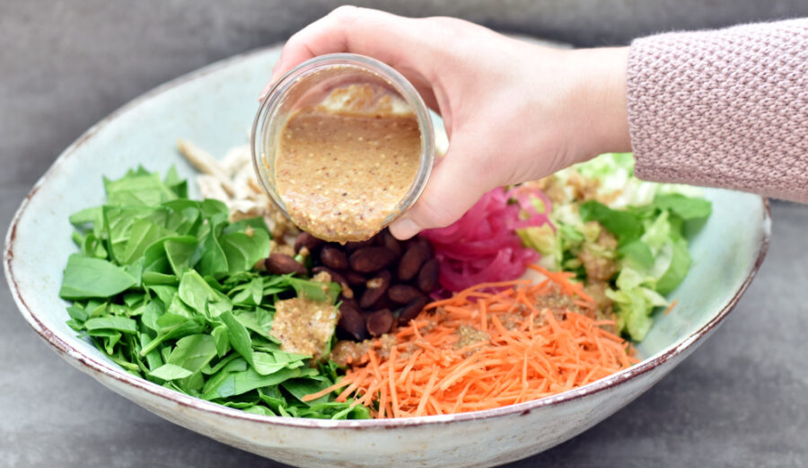 Salat med kylling, soyamandler og gomadressing