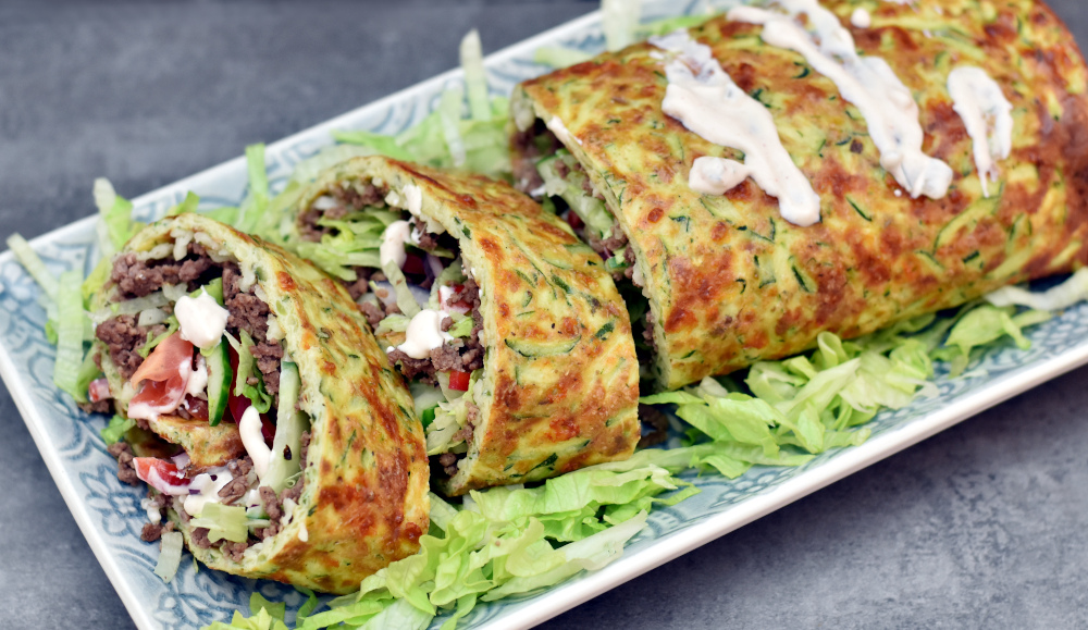 Squashrulle med fyld af oksekød og salat