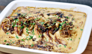 Koteletter i fad med cremede champignon og bløde løg