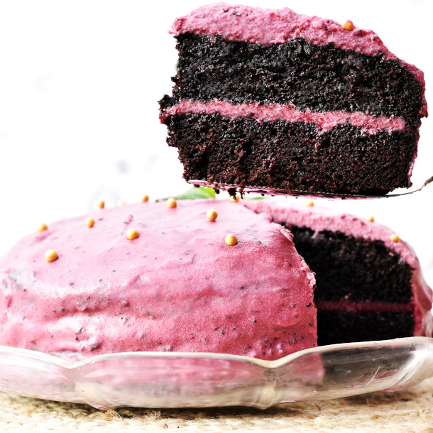 Chokoladekage med smørcreme og solbær