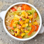 Grønsagssuppe med mangosalsa
