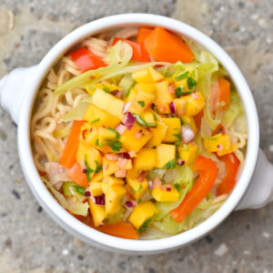 Grønsagssuppe med mangosalsa