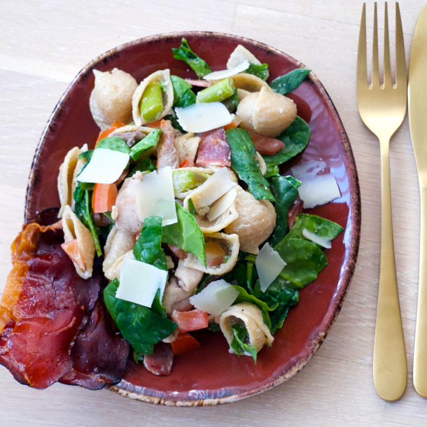 Pastasalat med kylling og sprød skinke