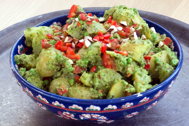 Kartoffelsalat med spinatpesto