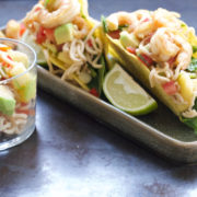 Server tacos med rejer og mangosalsa i sprøde tacoskaller. Ekstra fyld kan gives ved siden af.