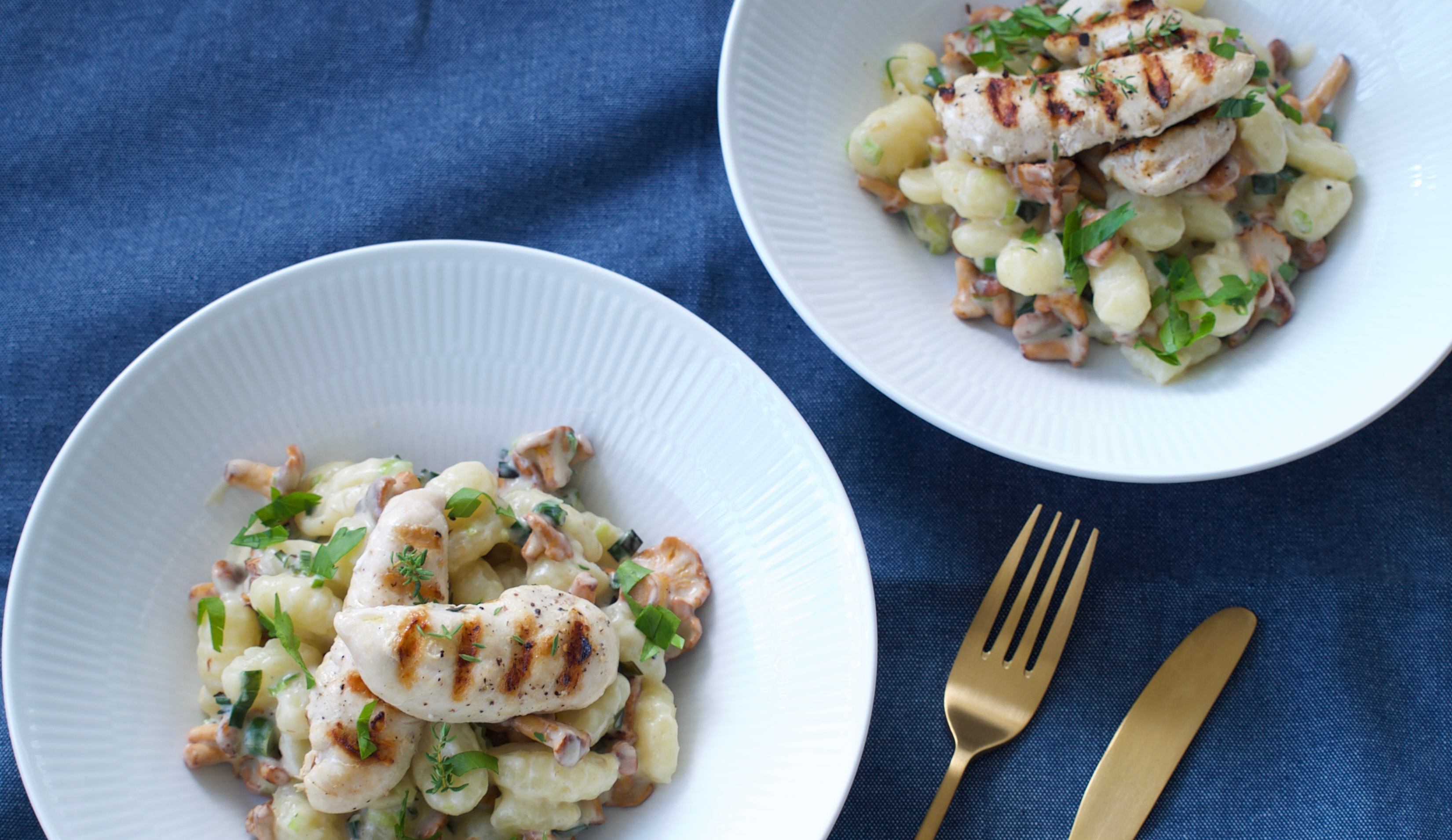 Flødekyssede kantareller med gnocchi og kylling