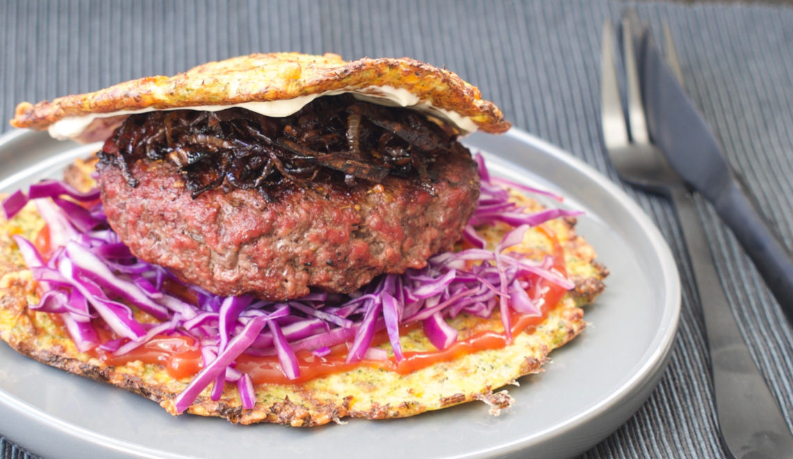 Burger af grønsagsfladbrød med karameliserede løg