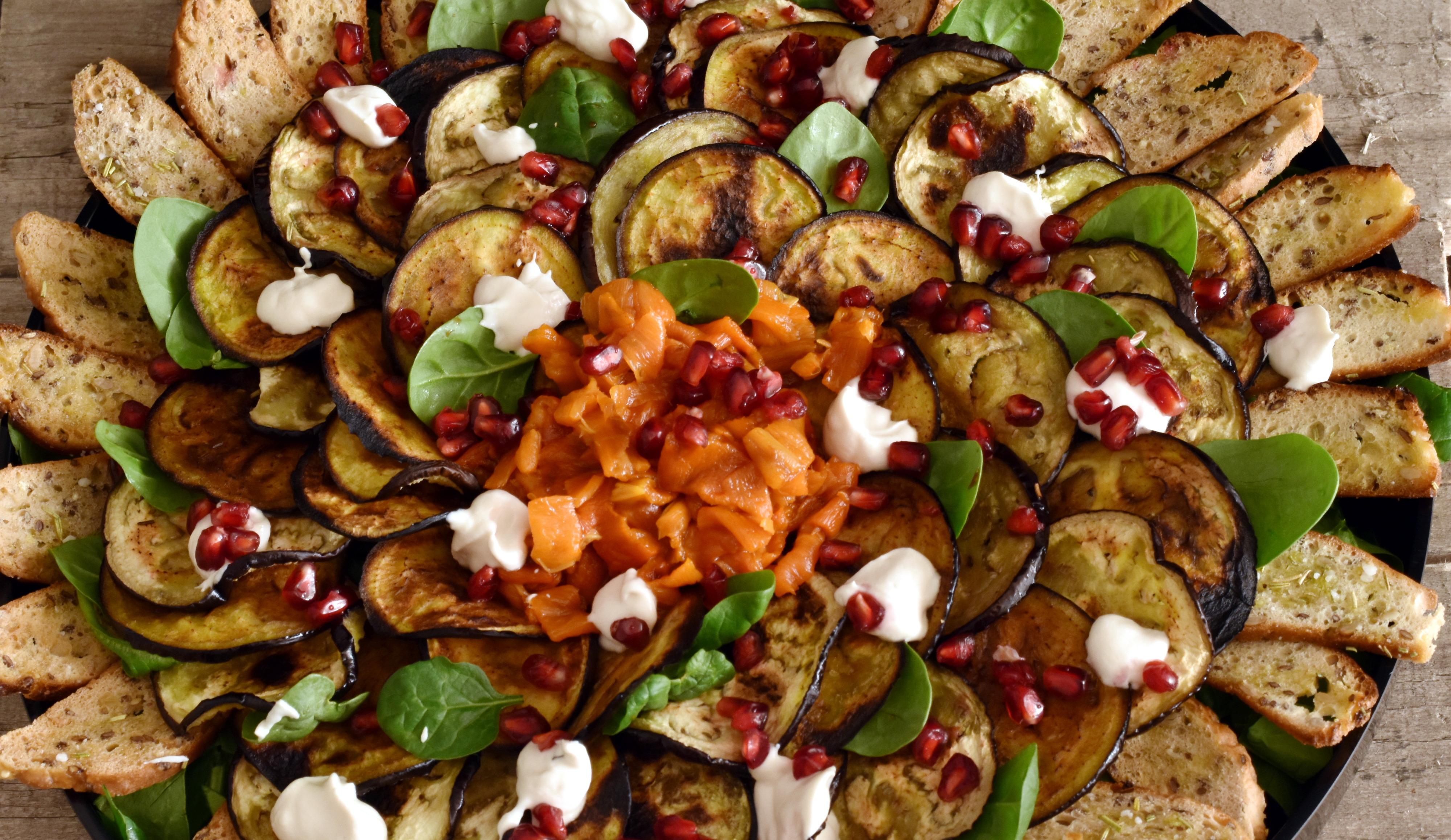 Auberginesalat med sprøde brød chips