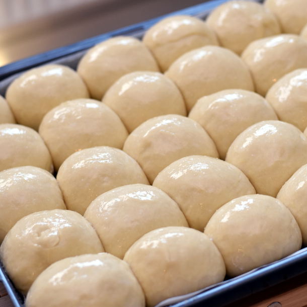 Fødselsdagsboller på vej i ovnen