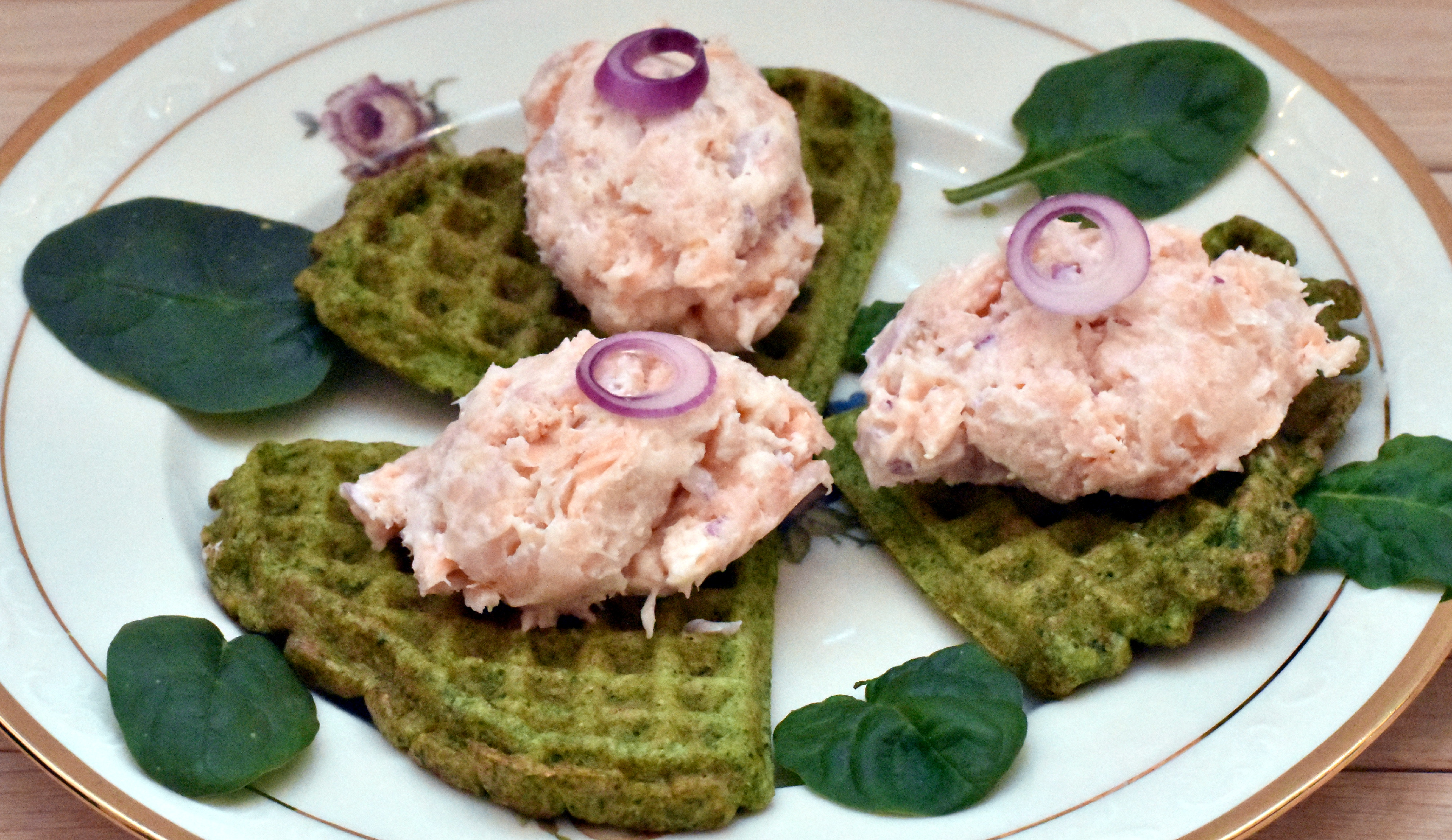 Lakserilette på spinatvafler