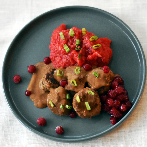 Svenske kødboller med mos og rysteribs Svenske kødboller