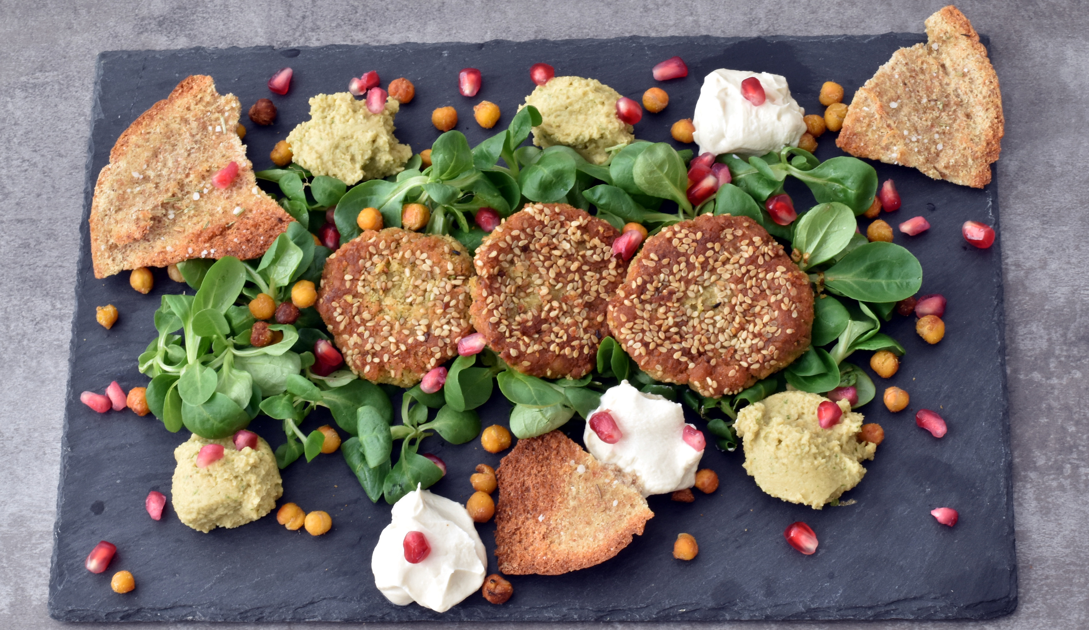 Kikærtefest af falafler med hummus og ristede kikærter