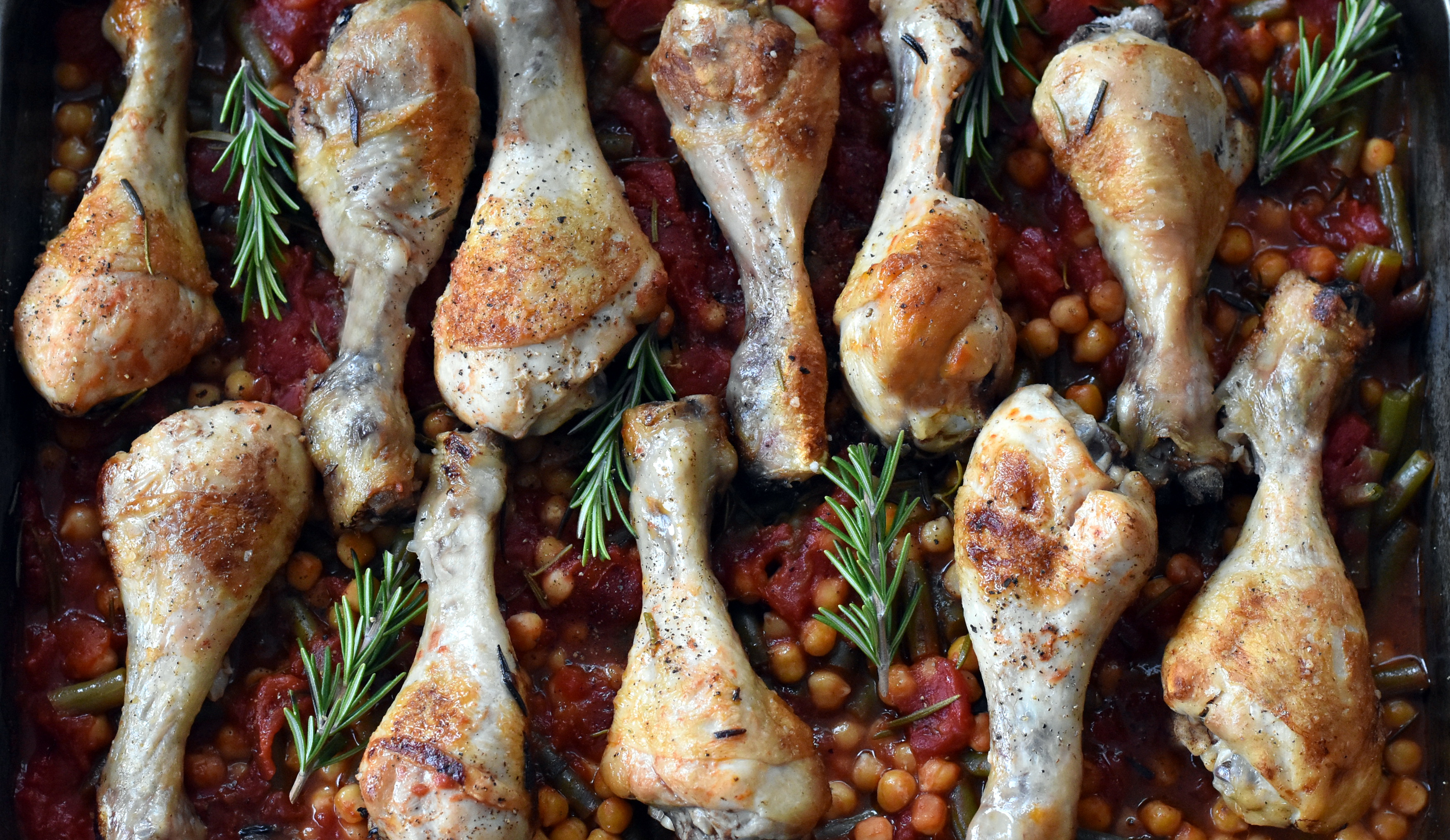 Kylling og kikærter med grønne bønner – alt i ét fad