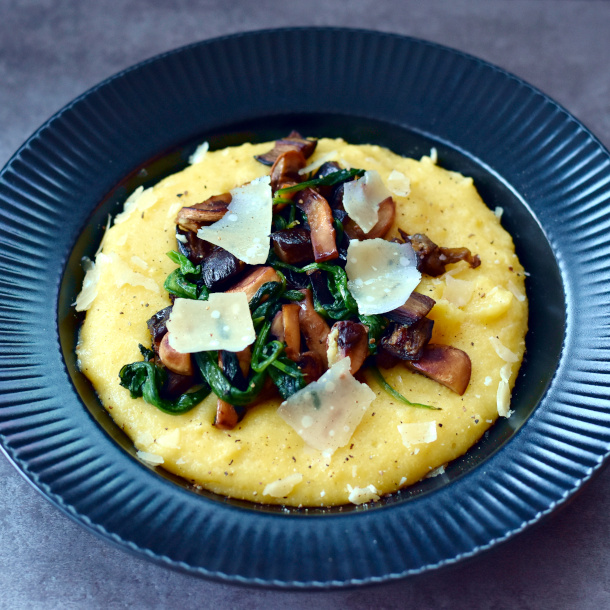 Polenta med svampe- og aubergine ragout