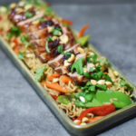 Andebryst med mango og nudelsalat