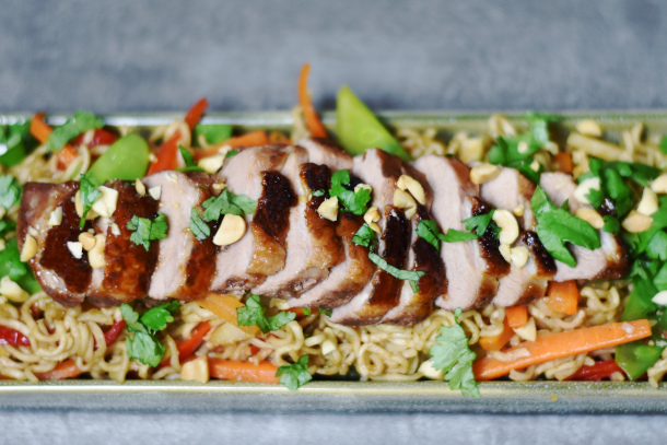 Andebryst med mango og nudelsalat