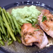 Server lårene med mos og grønne bønner