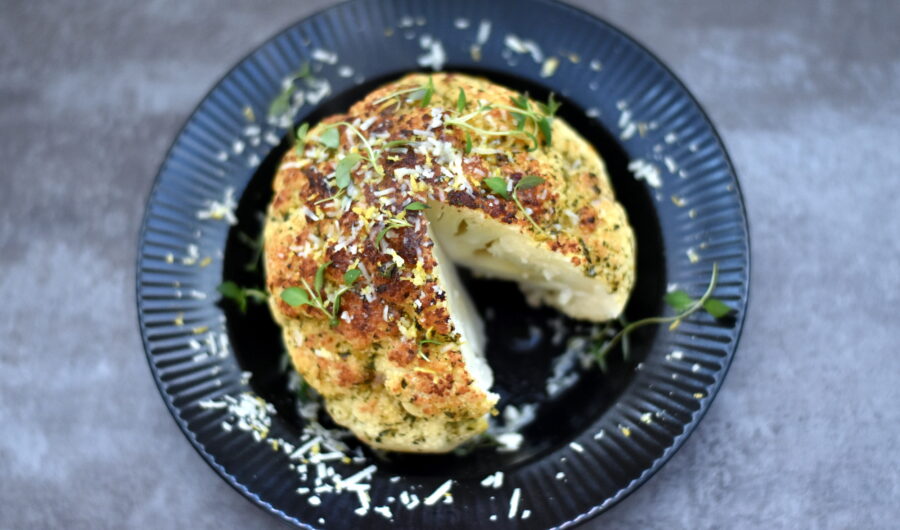 Bagt blomkål med parmesan og krydderurter kan serveres som tilbehør til dine kødretter eller som selvstændig vegetarret med en fyldig salat til