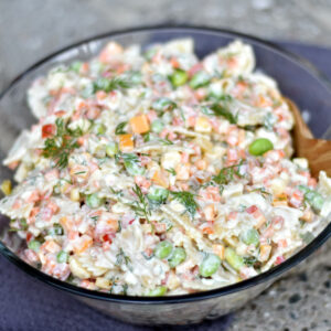 Pastasalat med dilddressing