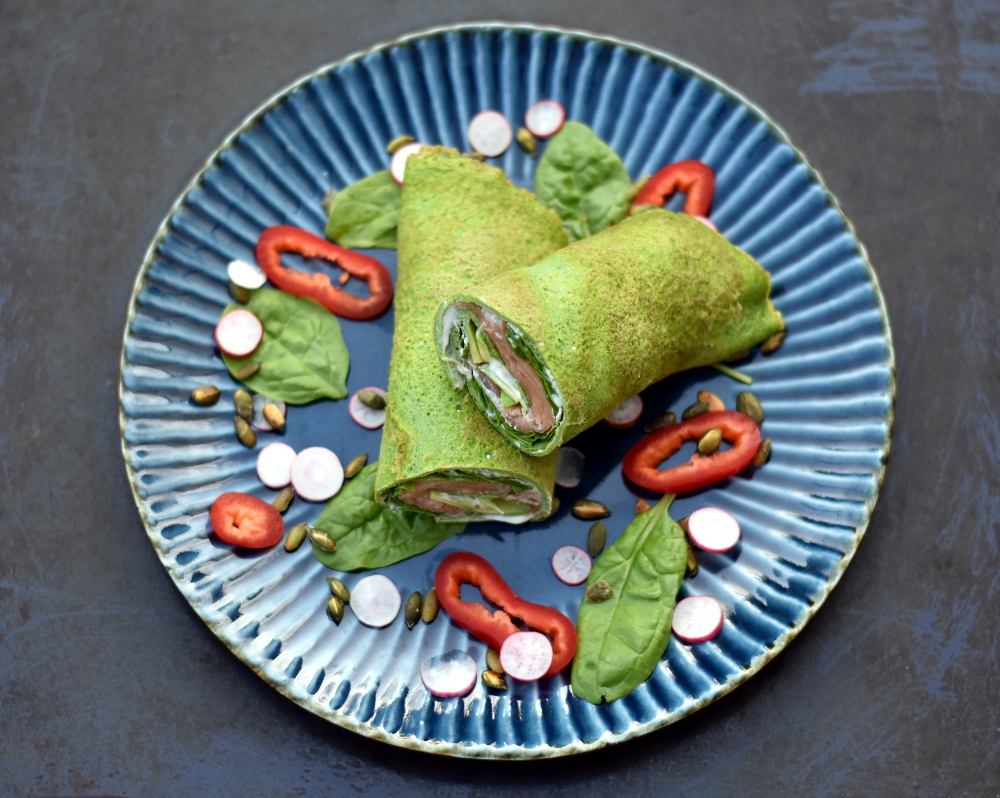 Lækker æggewrap med fyld af laks, flødeost, avocado og spinat