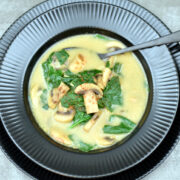 Cremet champignonsuppe med spinat