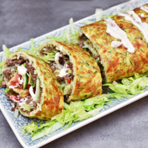 Squashrulle med oksekød og salat