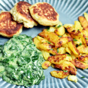 Sprøde kartoffelfritter med stuvet spinat