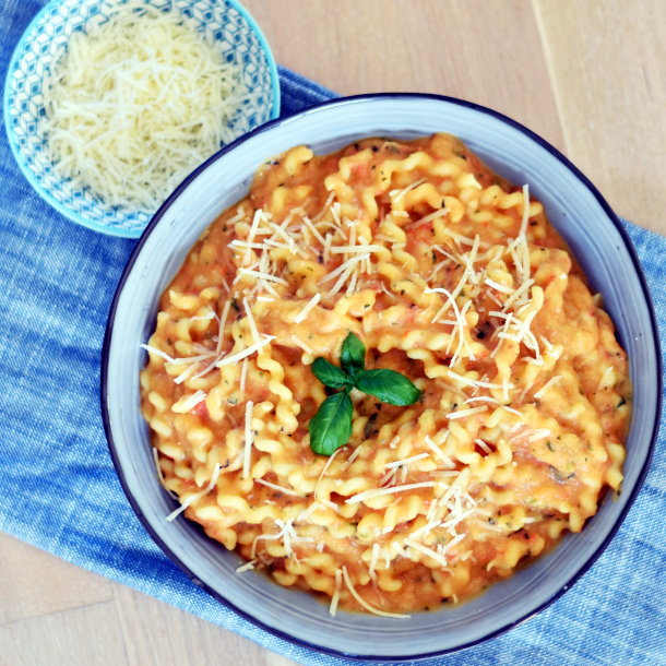 Pasta med blomkål som cremet sauce serveret med mandelpaneret kylling