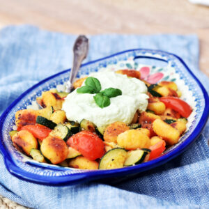 Gnocchi med squash og tomater
