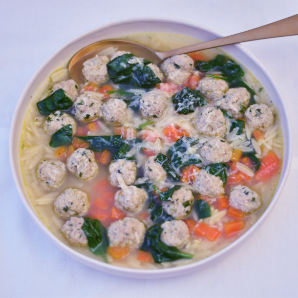 italiensk suppe med små hjemmelavede kødboller