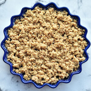 Solbærcrumble klar til ovnen