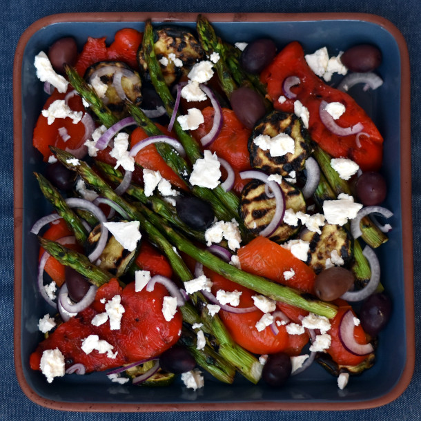 Salat af grillet asparges med squash, peberfrugt og feta