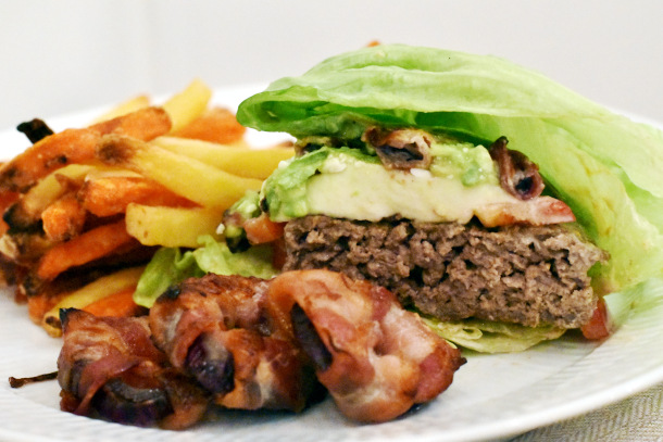 Burger i salatblade med bacon-løgringe