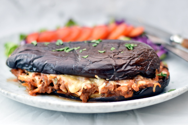 Bagte auberginer med kødsovs og salat