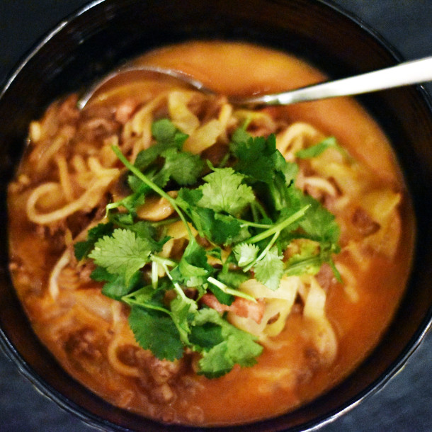 Tomat-nudelsuppe med hakket oksekød, bacon og pikantost