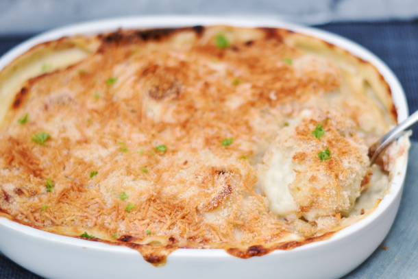 Ostegratineret blomkål med sennepssovs