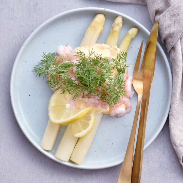 Hvide asparges med rejer og hollandaise