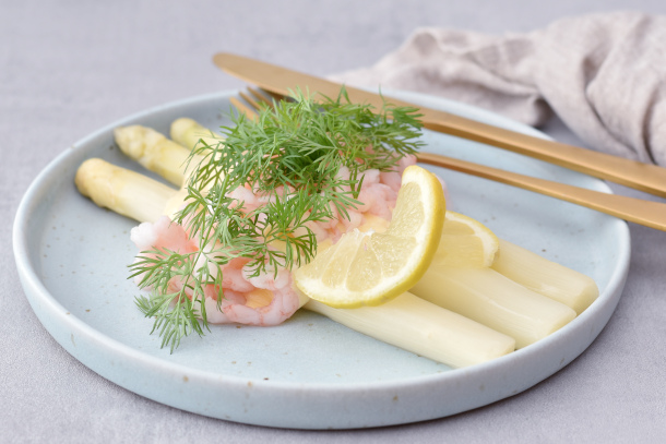 Hvide asparges med hollandaise og rejer