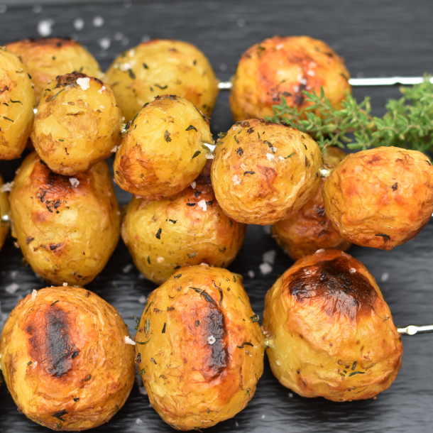 Grillede kartofler på spyd – det perfekte tilbehør til sommermaden